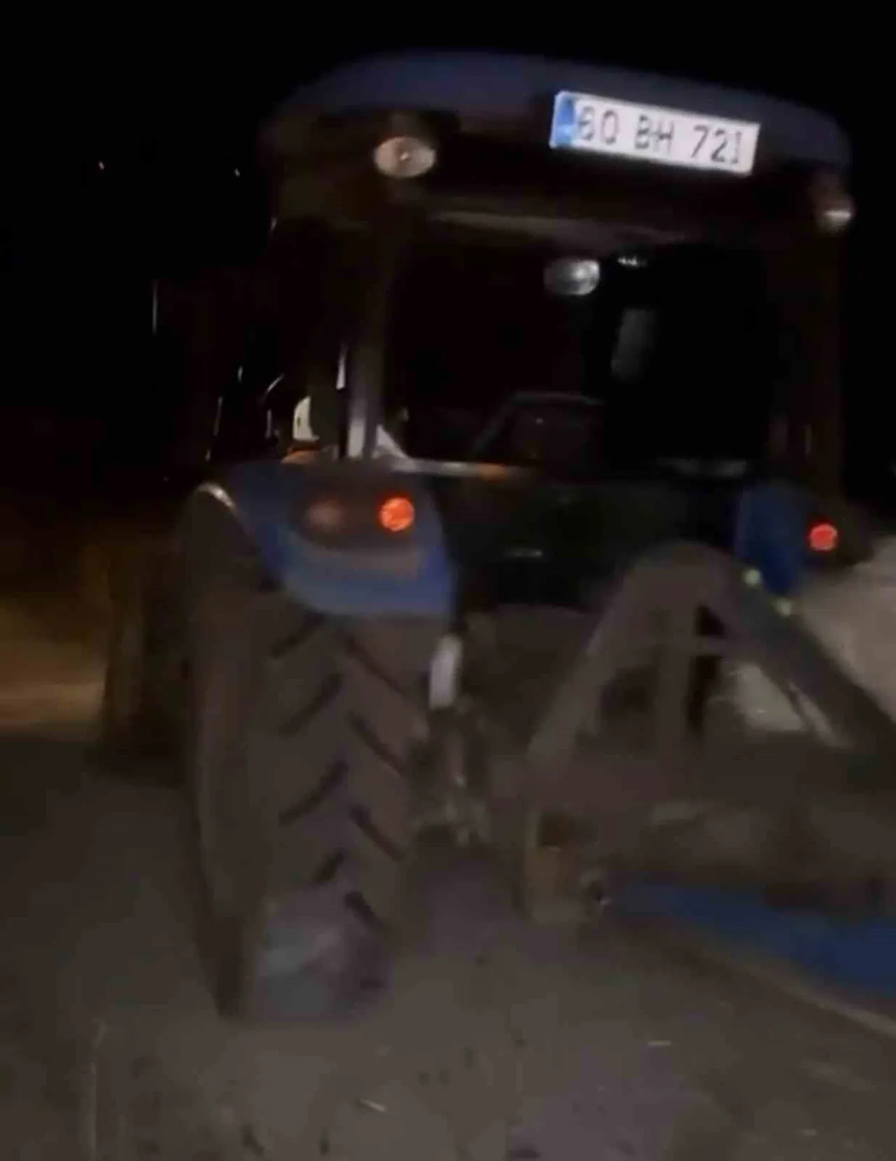 TOKAT’TA KAZA BÖLGESİNDE İŞARETÇİ YERİNE OT BALYASI İLE DİKKAT ÇEKMEK İSTEYEN SÜRÜCÜYE OTOMOBİL...