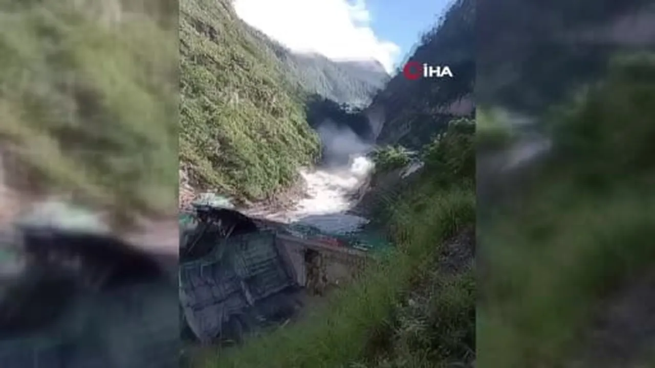 Nepal'de Bhotekoshi Nehri'nin taşması sonucu meydana gelen ani selde köyler sular altında...