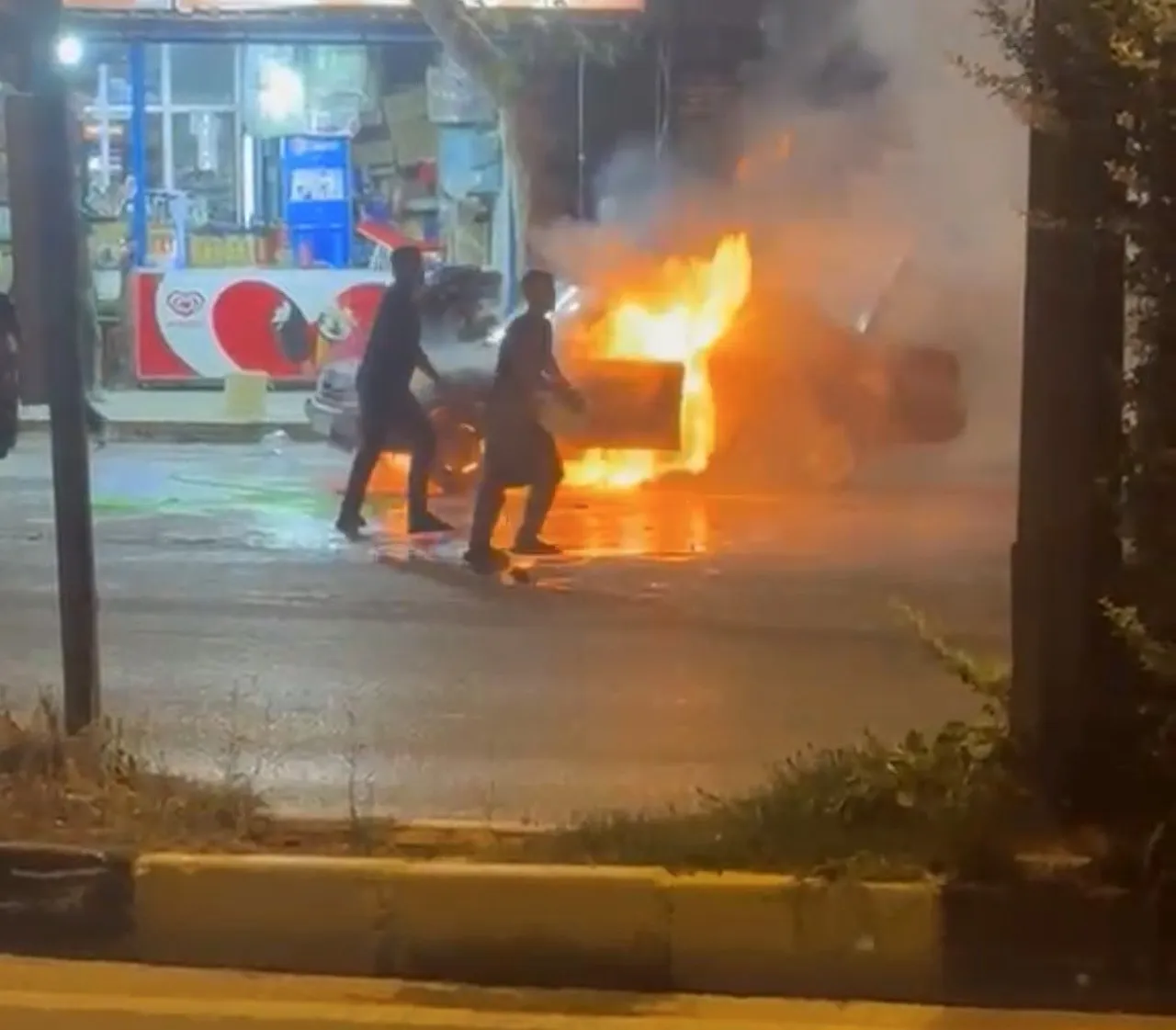GAZİANTEP'İN İSLAHİYE İLÇESİNDE PARK HALİNDEKİ OTOMOBİL ALEV ALEV YANDI. YANGIN İTFAİYE EKİPLERİ...