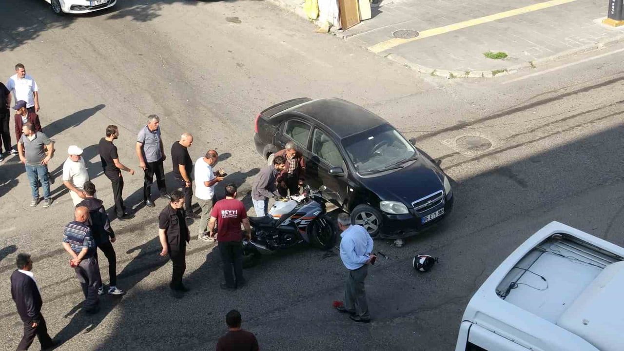 KARS'TA İLGİNÇ KAZA: OTOMOBİL İLE MOTOSİKLET ÇARPIŞTI, SÜRÜCÜ MOTOSİKLETİNİ BIRAKIP...
