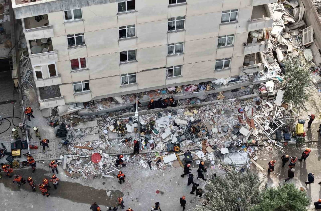 MALTEPE'DE BİNANIN ÇÖKMESİ SONUCU 2 KİŞİNİN HAYATINI KAYBETTİĞİ, 2 KİŞİYİ ARAMA KURTARMA...