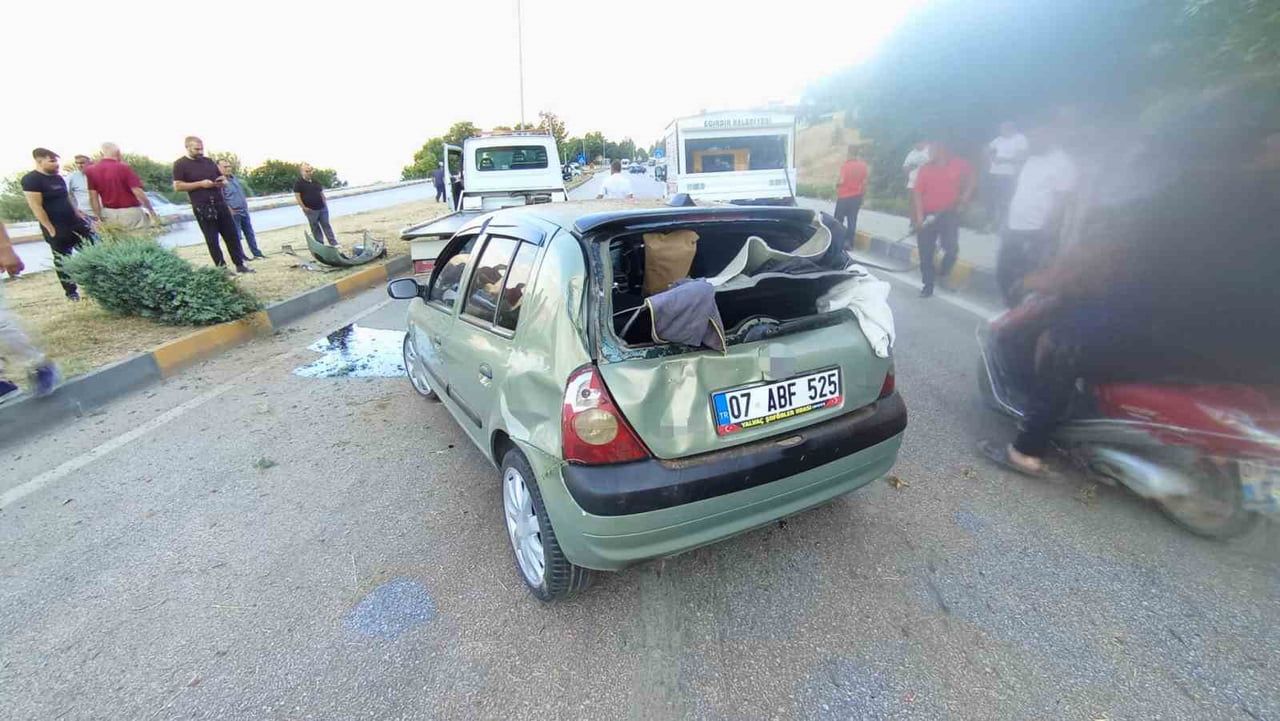 ISPARTA’NIN EĞİRDİR İLÇESİNDE KAMYONETLE ÇARPIŞAN OTOMOBİL, REFÜJÜ AŞARAK KARŞI ŞERİDE...