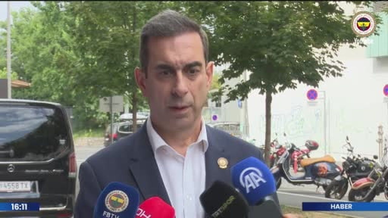 Fenerbahçe Yüksek Divan Kurulu Başkanı Şekip Mosturoğlu, 4 Nisan 2015 tarihinde futbol A takımını...