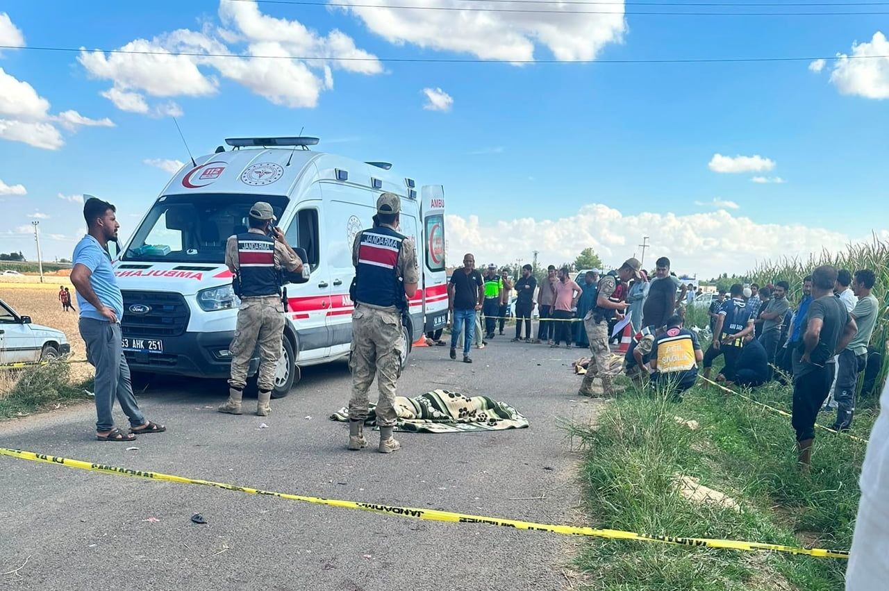 ŞANLIURFA'NIN AKÇAKALE İLÇESİNDE MOTOSİKLETLE SEYİR HALİNDEYKEN TRAKTÖRÜN MİBZERİNE ÇARPAN 15 VE...