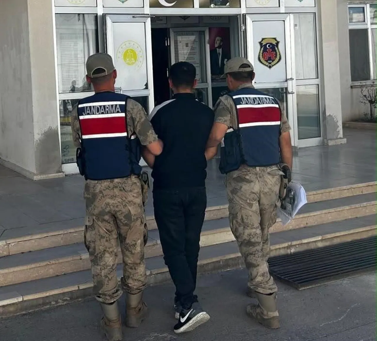 DOLANDIRICILIK SUÇUNDAN ARANAN ŞAHIS YAKALANDI