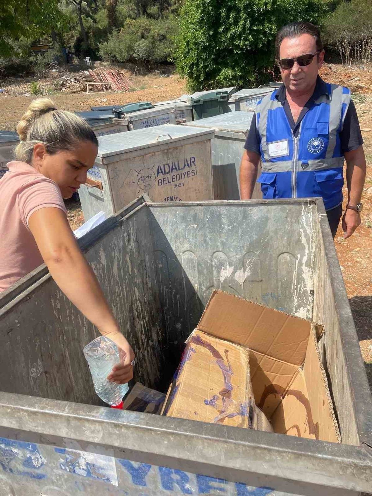 ADALAR İLÇESİNDE YÜRÜTÜLEN ÇALIŞMALARDA ELE GEÇİRİLEN BİNLERCE KAÇAK VE BANDROLSÜZ ÜRÜN İMHA...