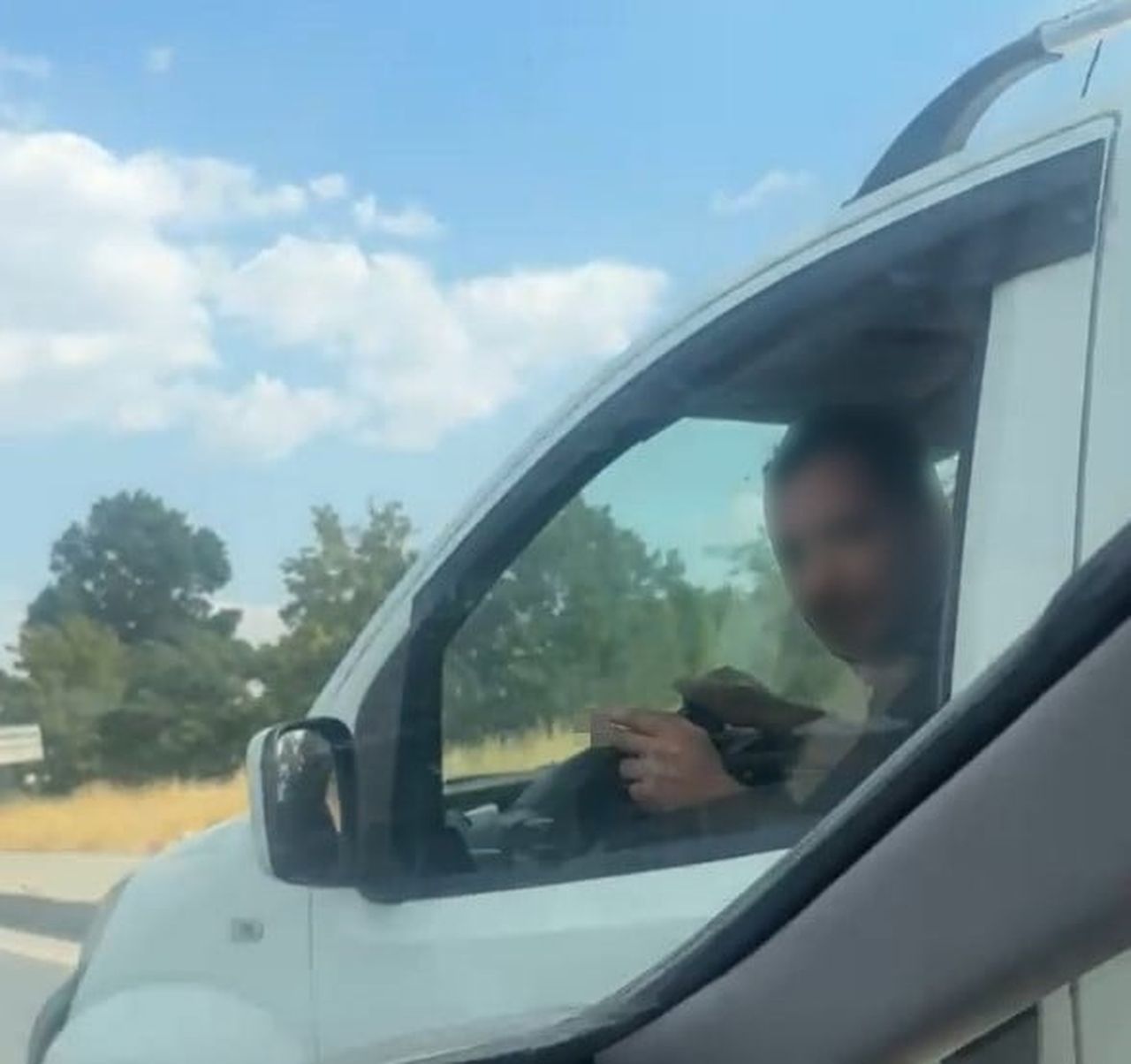 ESKİŞEHİR ÇEVREYOLU ANKARA İSTİKAMETİNDE TARTIŞAN İKİ ARAÇ SÜRÜCÜSÜNÜN OTOMOBİLLERİNDEN İNEREK...