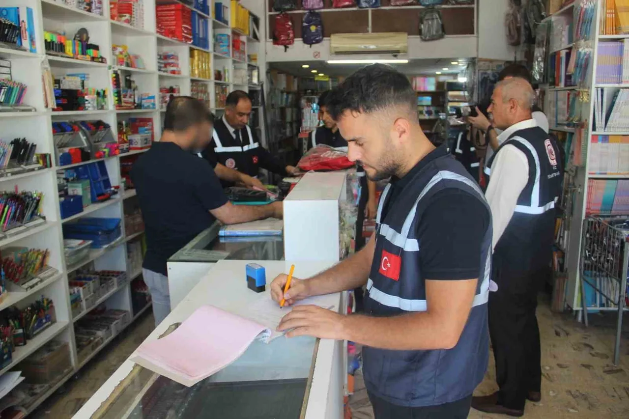 ŞANLIURFA'DA YENİ EĞİTİM-ÖĞRETİM YILI ÖNCESİNDE GERÇEKLEŞTİRİLEN KIRTASİYE DENETİMLERİNDE, 188...