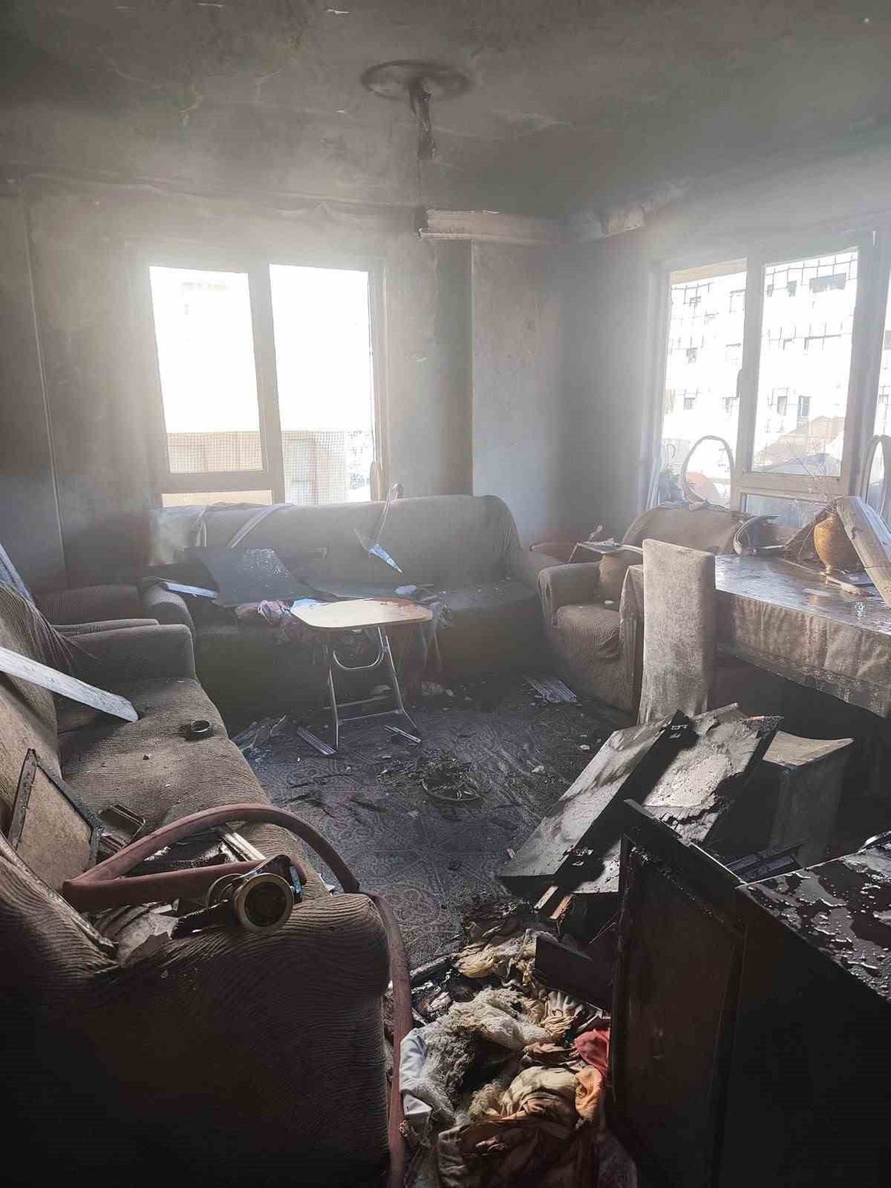 ANTALYA’NIN ALANYA İLÇESİNDE 5 KATLI APARTMANIN EN ÜST KATINDAKİ DAİREDE ÇIKAN YANGIN, İTFAİYE...