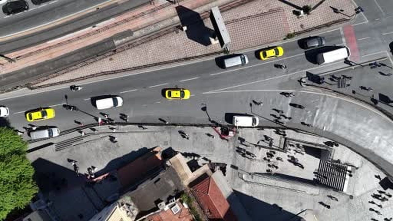 Yayaların bariyerlerle imtihanı: Alt geçit var, kısa yol yok