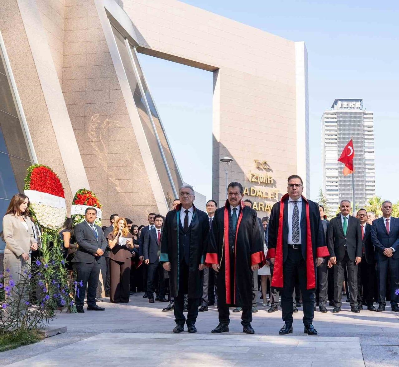 İZMİR ADLİYESİ PROTOKOL ALANINDA YARGI MENSUPLARI, AVUKATLAR VE ADLİYE PERSONELİNİN KATILIMIYLA...