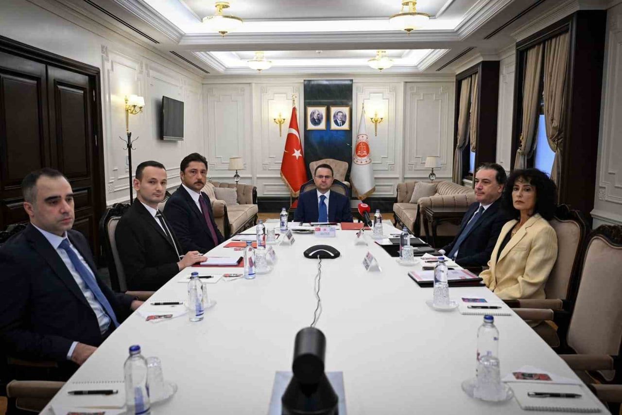 ADALET BAKANI AKIN GÜRLEK, YUNANİSTAN ADALET BAKANI FLORİDİS İLE GERÇEKLEŞTİRDİĞİ  GÖRÜŞMEDE...