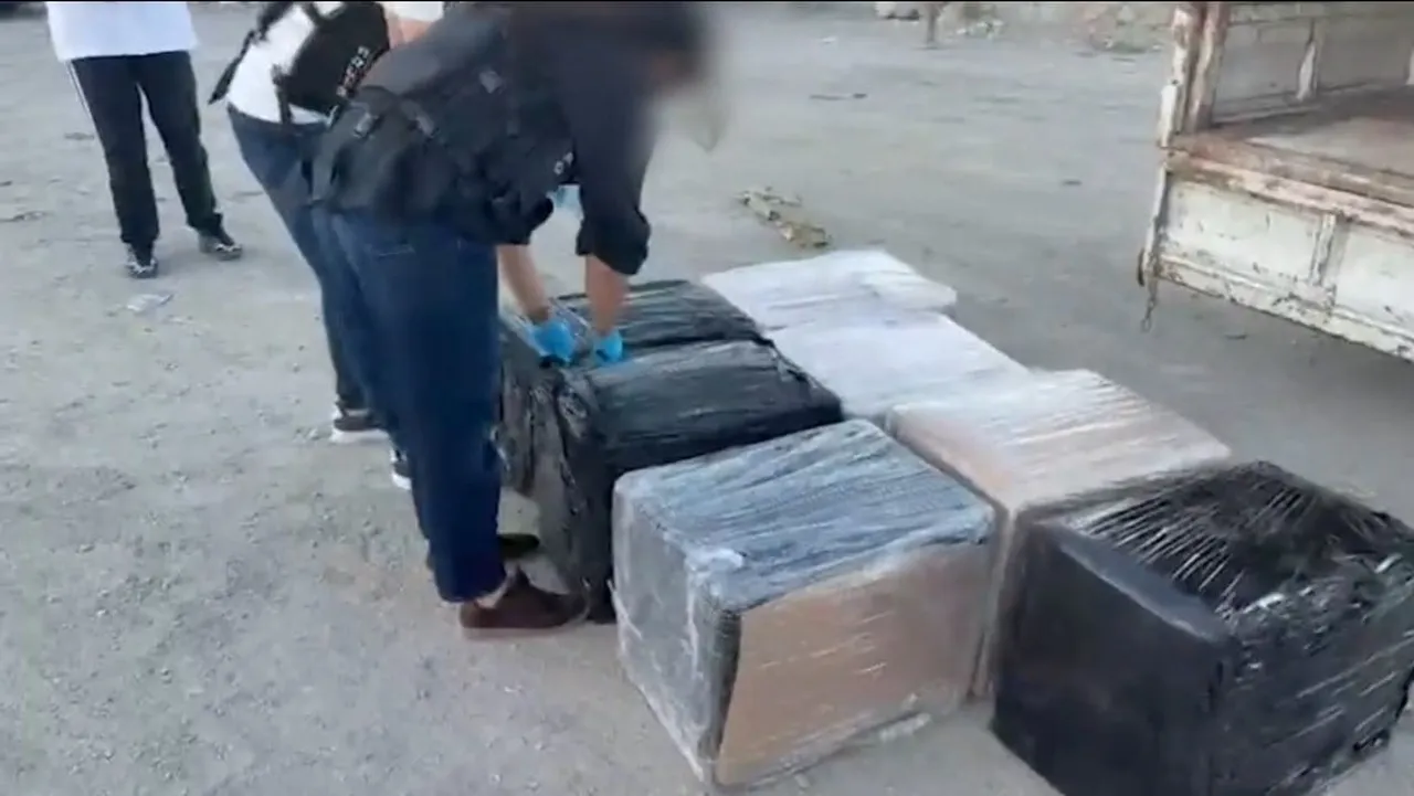 ZEYTİNBURNU'NDA ARAÇTAN 83 KİLO UYUŞTURUCU ÇIKTI