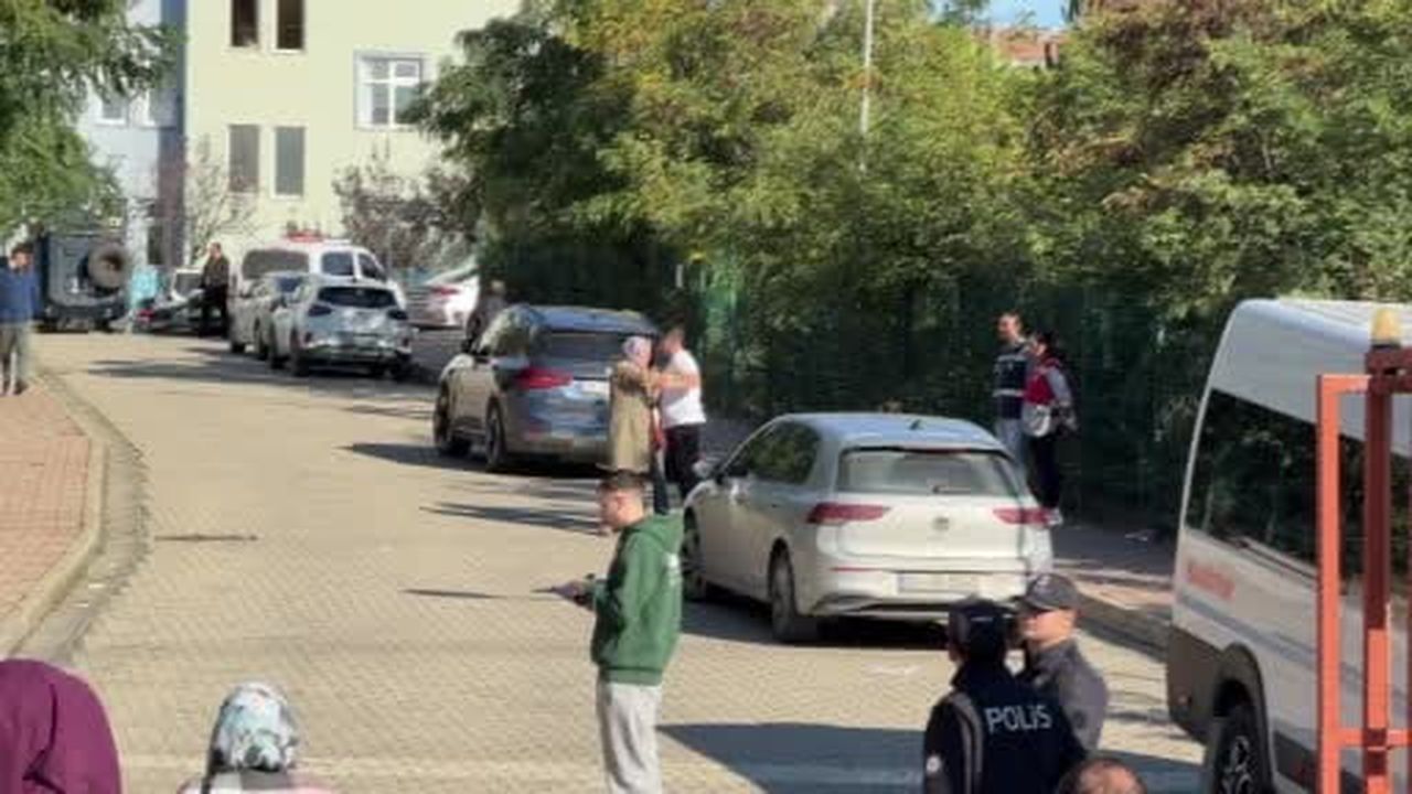 Başakşehir'deki ortaokulda öğrencilerin bıçaklı kavgası sonrası veliler okula akın etti