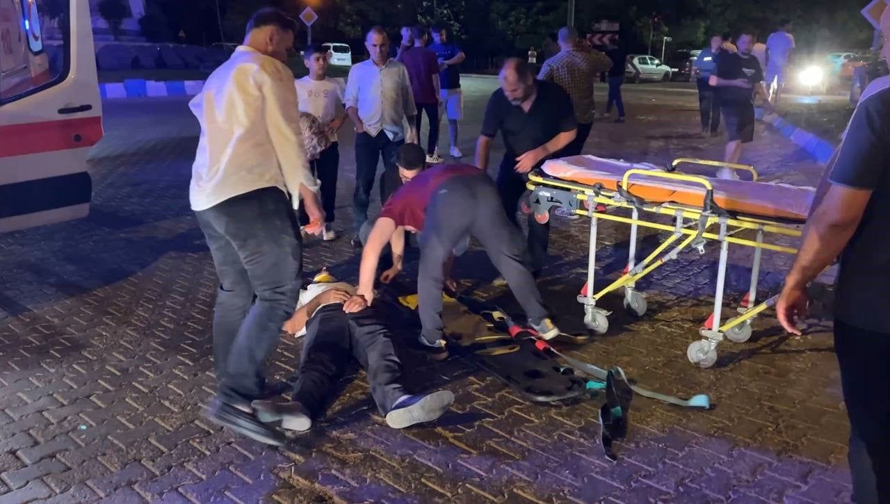 ADIYAMAN’IN BESNİ İLÇESİNDE İKİ OTOMOBİLİN ÇARPIŞMASI SONUCU MEYDANA GELEN TRAFİK KAZASINDA 3 KİŞİ...