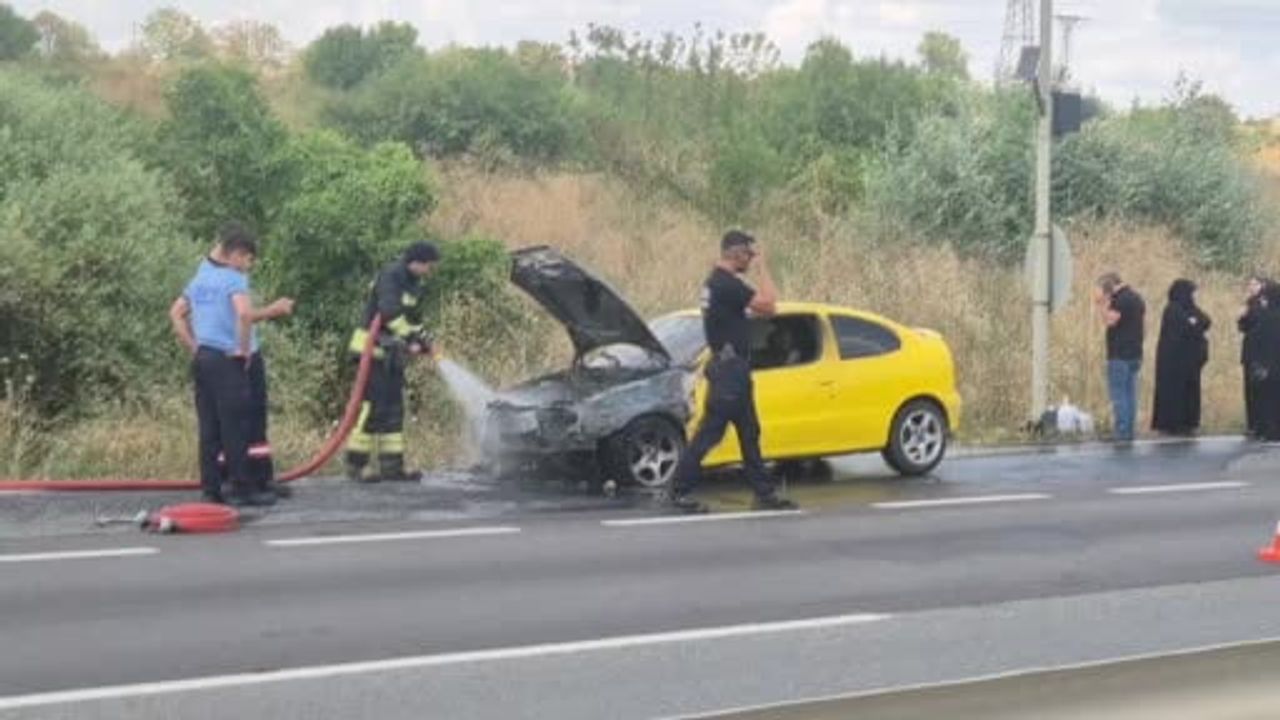 Otomobil alev alev yandı, 5 kişi son anda kurtuldu