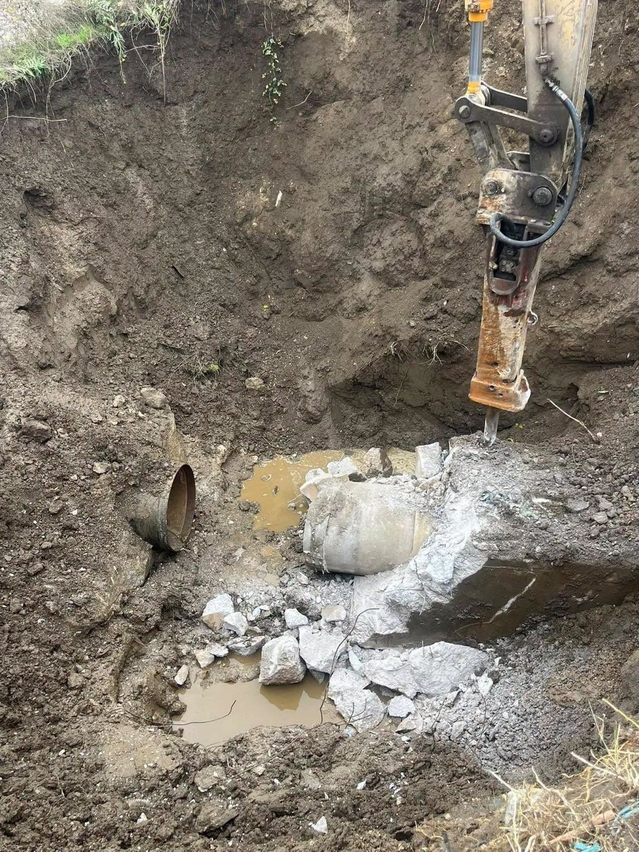 BİLECİK'TE KARASU ANA İSALE HATTI'NDA MEYDANA GELEN ARIZA NEDENİYLE SULAR KESİLDİ.