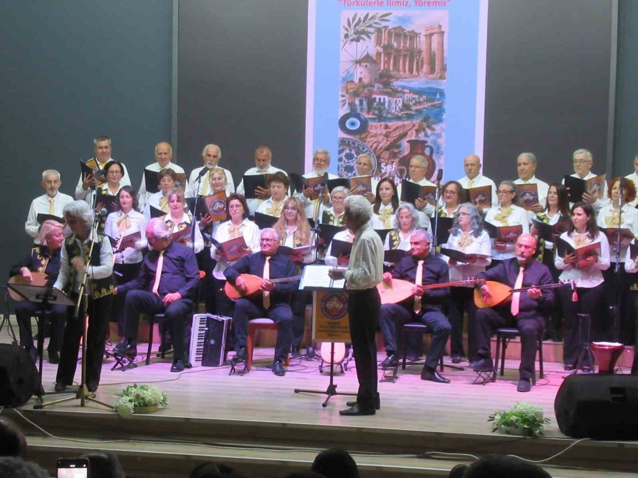 BALIKESİR'İN GÖMEÇ İLÇESİNDE, AYVALIK TÜRK HALK MÜZİĞİ ANADOLU'DAN SESLER KOROSU TARAFINDAN...