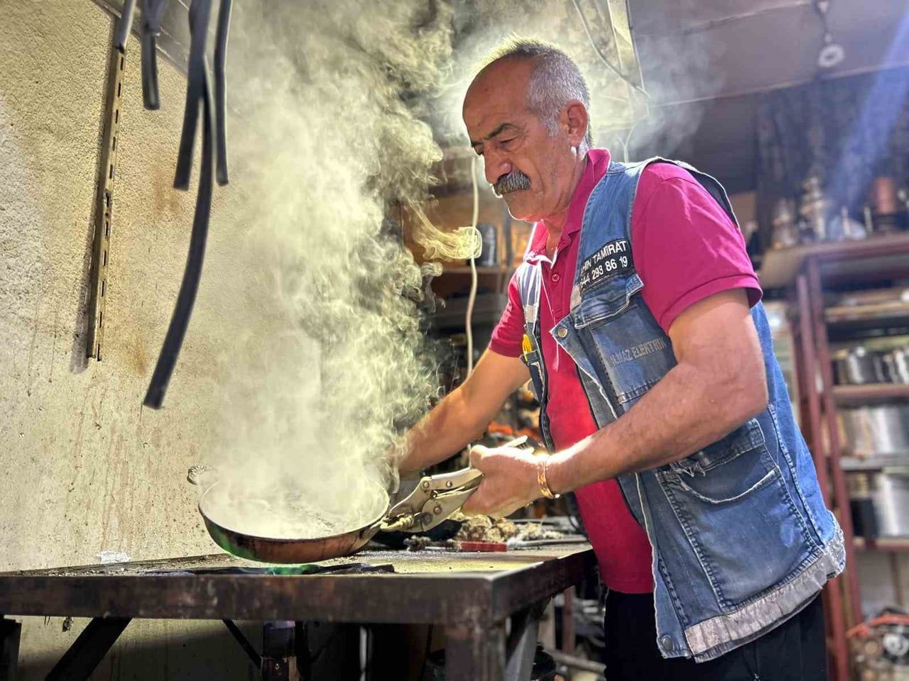KALAYCILIK MESLEĞİNİN SON TEMSİLCİLERİNDEN İZZETTİN ŞAHİN, YAKLAŞIK 25 YILDIR BÜYÜK EMEK VE...