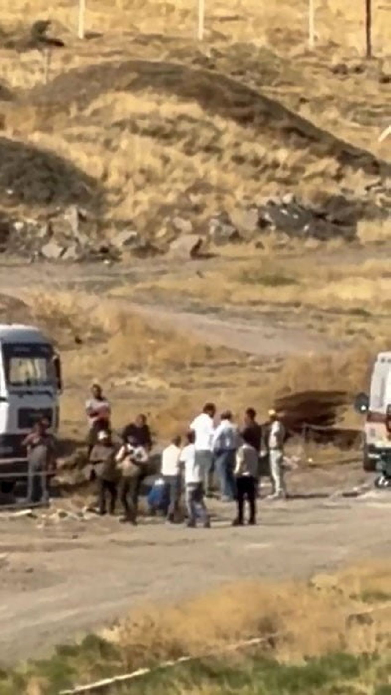 YENİKENT SEMTİNDE YAPIMI DEVAM EDEN BİR İNŞAATTA, ÜZERİNE MALZEME DÜŞEN BİR İŞÇİ AĞIR...