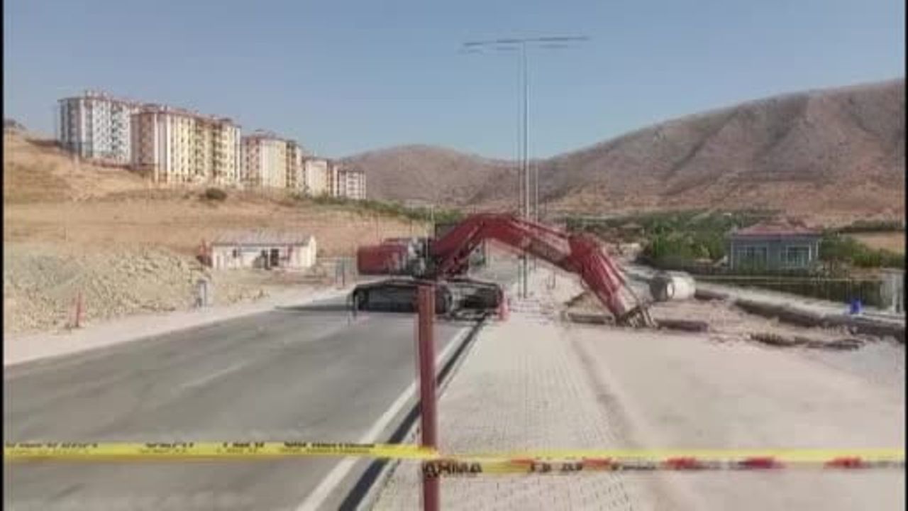Yol çalışmaları sırasında göçük: 2 işçiyi kurtarma çalışmaları sürüyor
