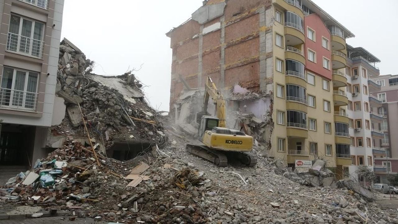 MALATYA MERKEZLİ 7 İLDE, YIKIMLARA İLİŞKİN YÜRÜTÜLEN 4 AYRI SORUŞTURMA KAPSAMINDA DÜZENLENEN EŞ...
