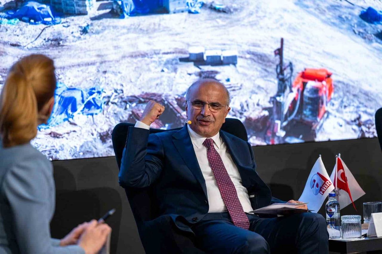 İSTANBUL'DA DÜZENLENEN ZİRVEDE, 'ŞEHİRLERDE GENÇLİK VE SPOR' KONULU PANELDE KONUŞAN BÜYÜKŞEHİR...