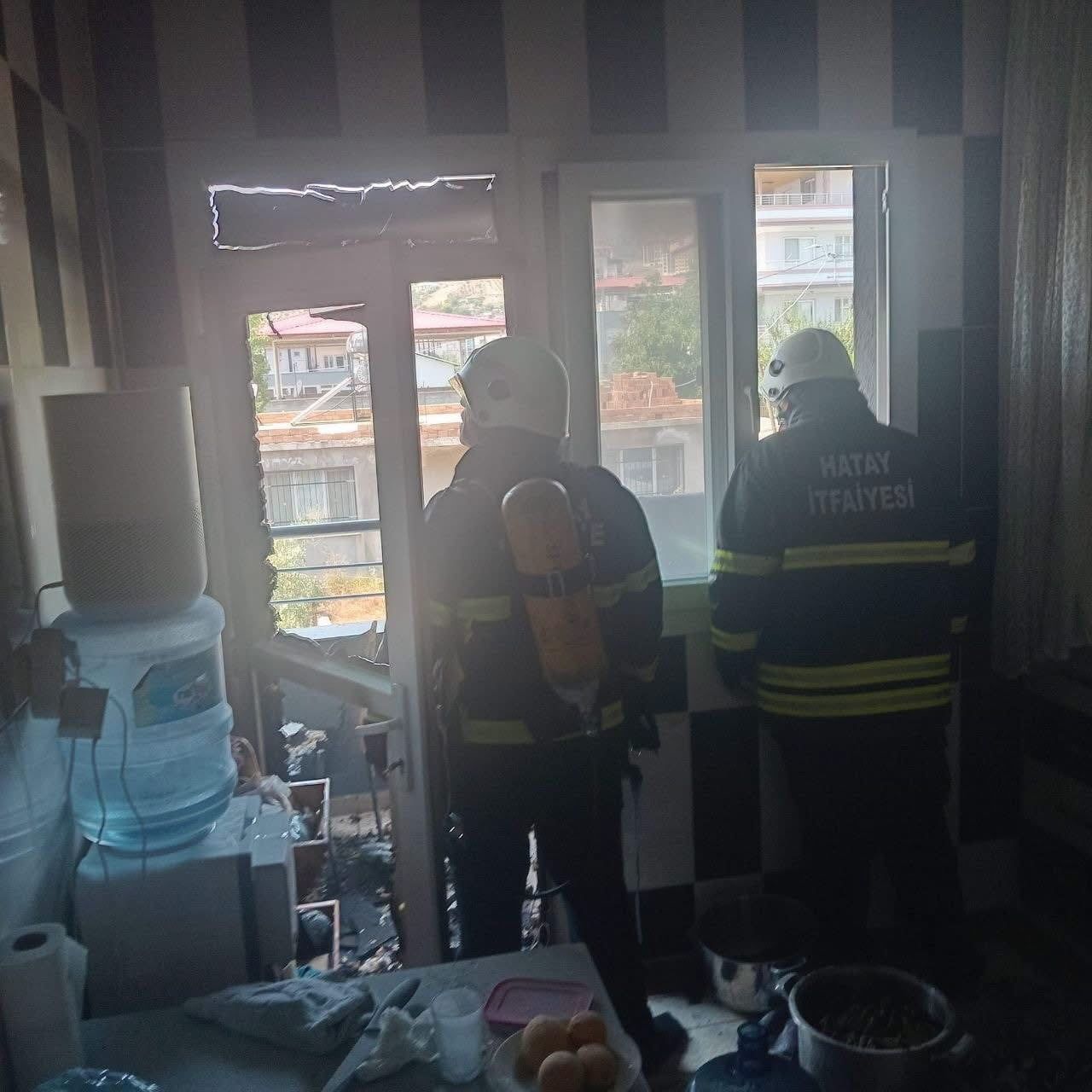 HASSA’NIN YOLÇATI MAHALLESİ’NDE ÇIKAN MESKEN YANGINI EKİPLERİN MÜDAHALESİYLE BÜYÜMEDEN KONTROL...