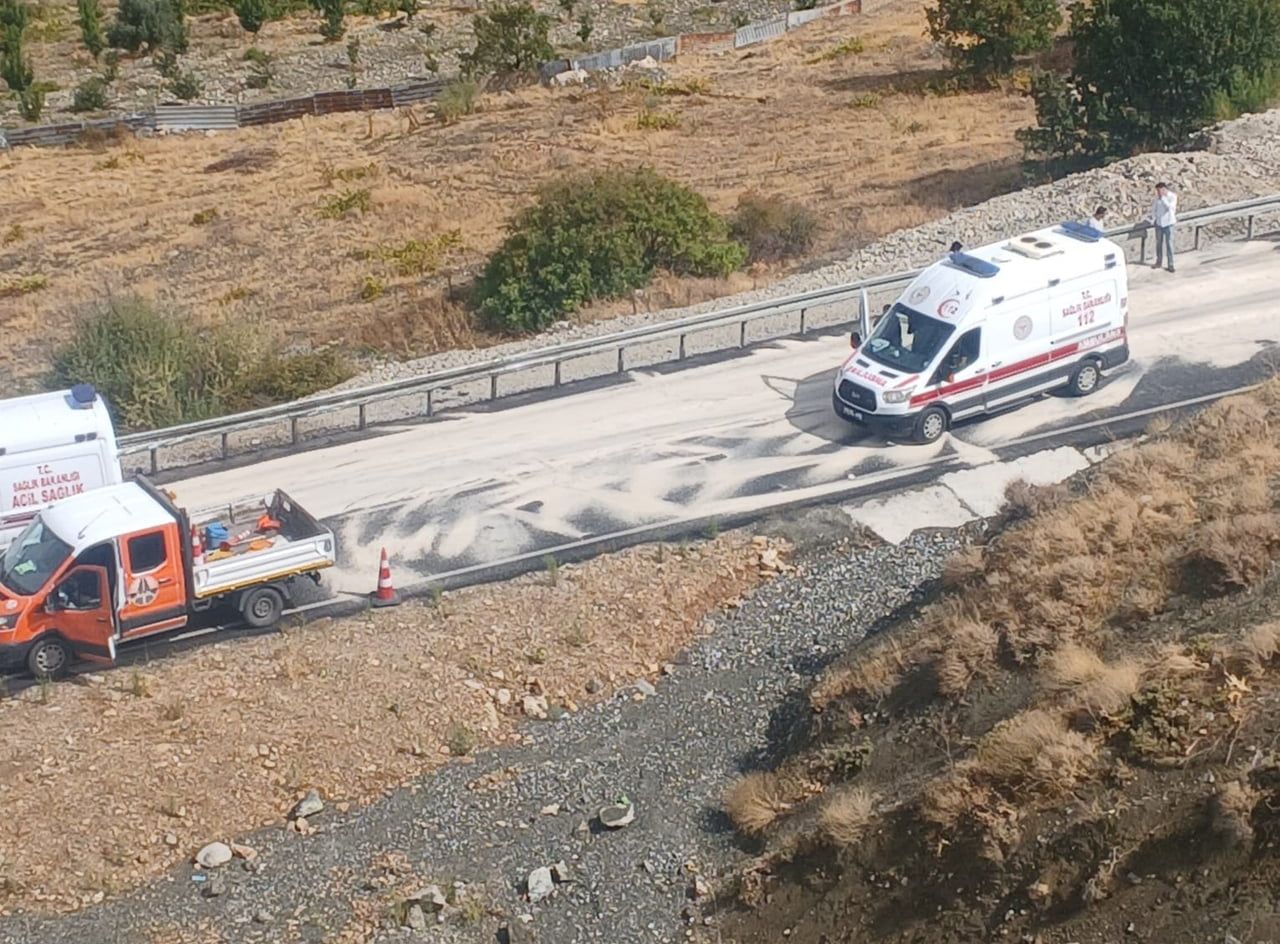 MALATYA-ADIYAMAN KARA YOLUNDA SÜRÜCÜSÜNÜN DİREKSİYON HAKİMİYETİNİ KAYBETTİĞİ TIRIN ÖNCE...