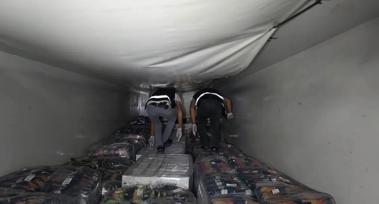 KOCAELİ'NİN İZMİT İLÇESİNDE PAKETLİ GIDA YÜKLÜ TIRDA 95 BİN PAKET ELEKTRONİK SİGARA TÜTÜNÜ VE BİN...