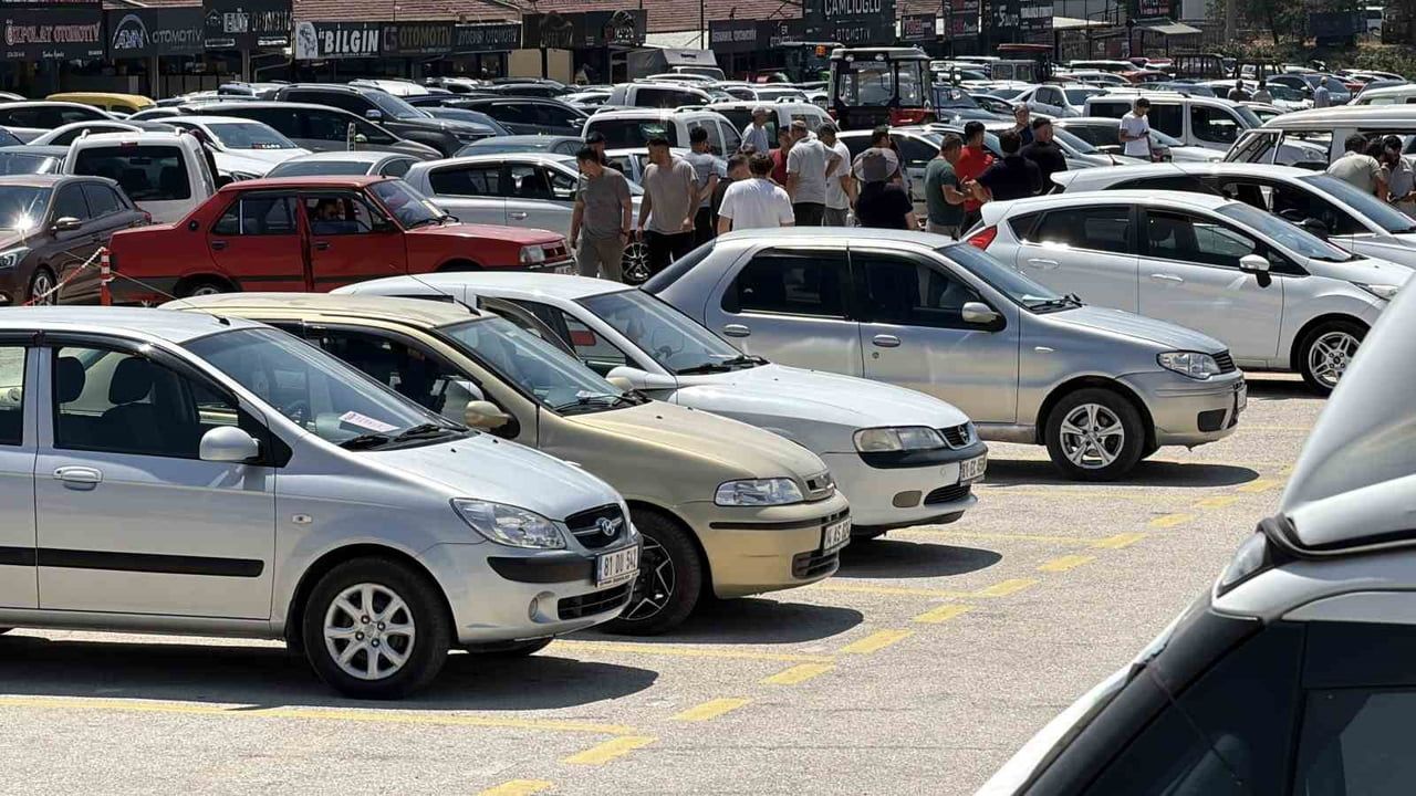 BOLU’DA PAZAR GÜNLERİ KURULAN OTO PAZARINDA, ARAÇ SAYISININ FAZLA OLMASINA RAĞMEN ALICILARIN AZ...
