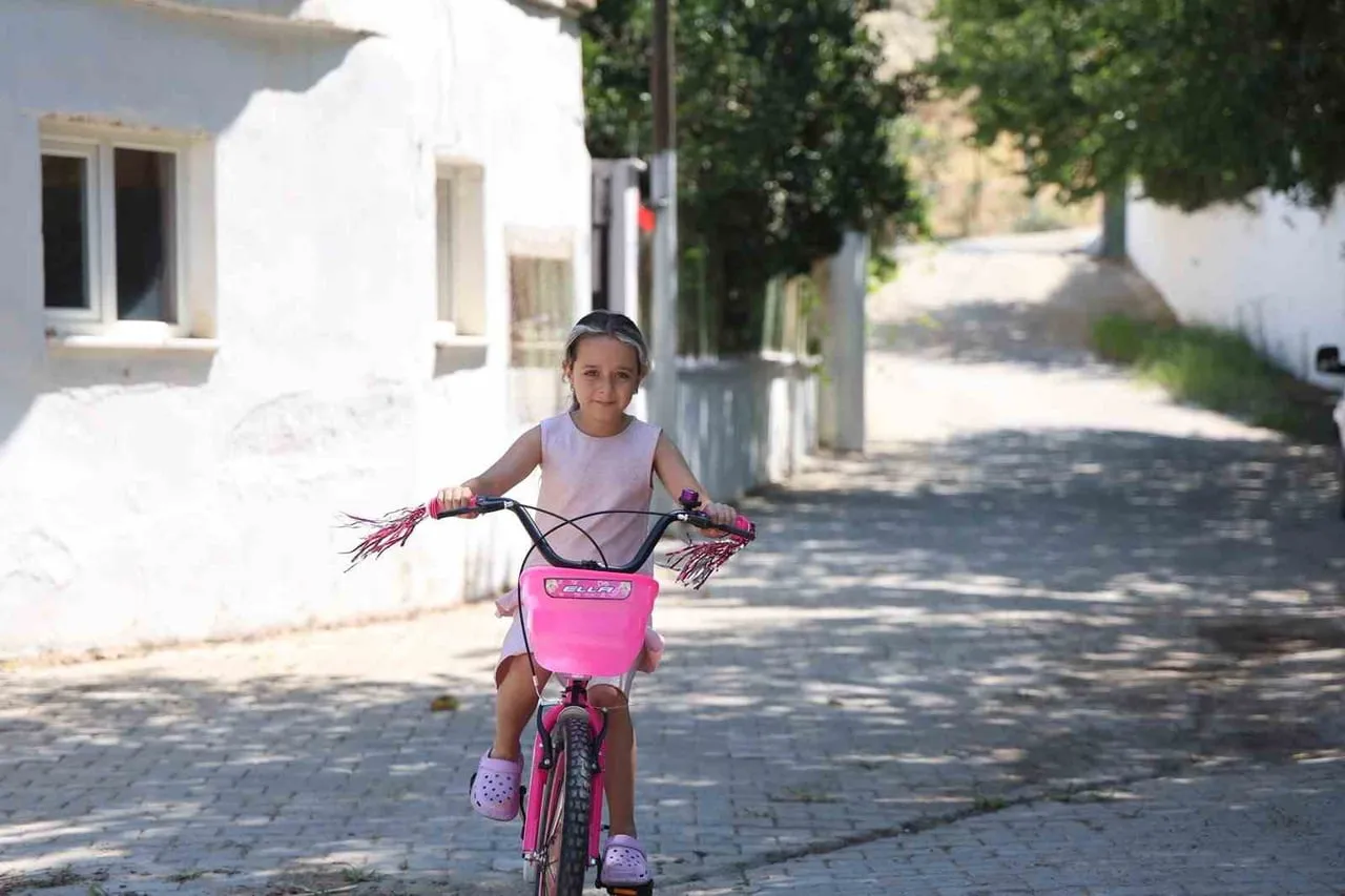 AYDIN’IN KOÇARLI İLÇESİNDE YANGINDA EVLERİ ZARAR GÖREN SABACAN AİLESİNİN KÜÇÜK KIZI HAZAL’IN ÇOK...