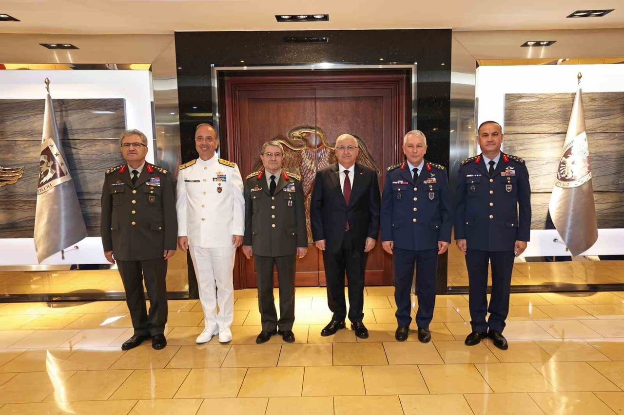 KARA KUVVETLERİ KOMUTANI ORGENERAL METİN TOKEL, DENİZ KUVVETLERİ KOMUTANI ORAMİRAL ERCÜMENT...