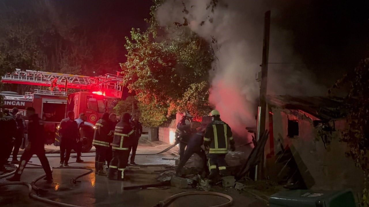 ERZİNCAN’DA MÜSTAKİL BİR EVİN ODUNLUK BÖLÜMÜNDE ÇIKAN YANGIN, İTFAİYE EKİPLERİNCE ÇEVRE BİNALARA...