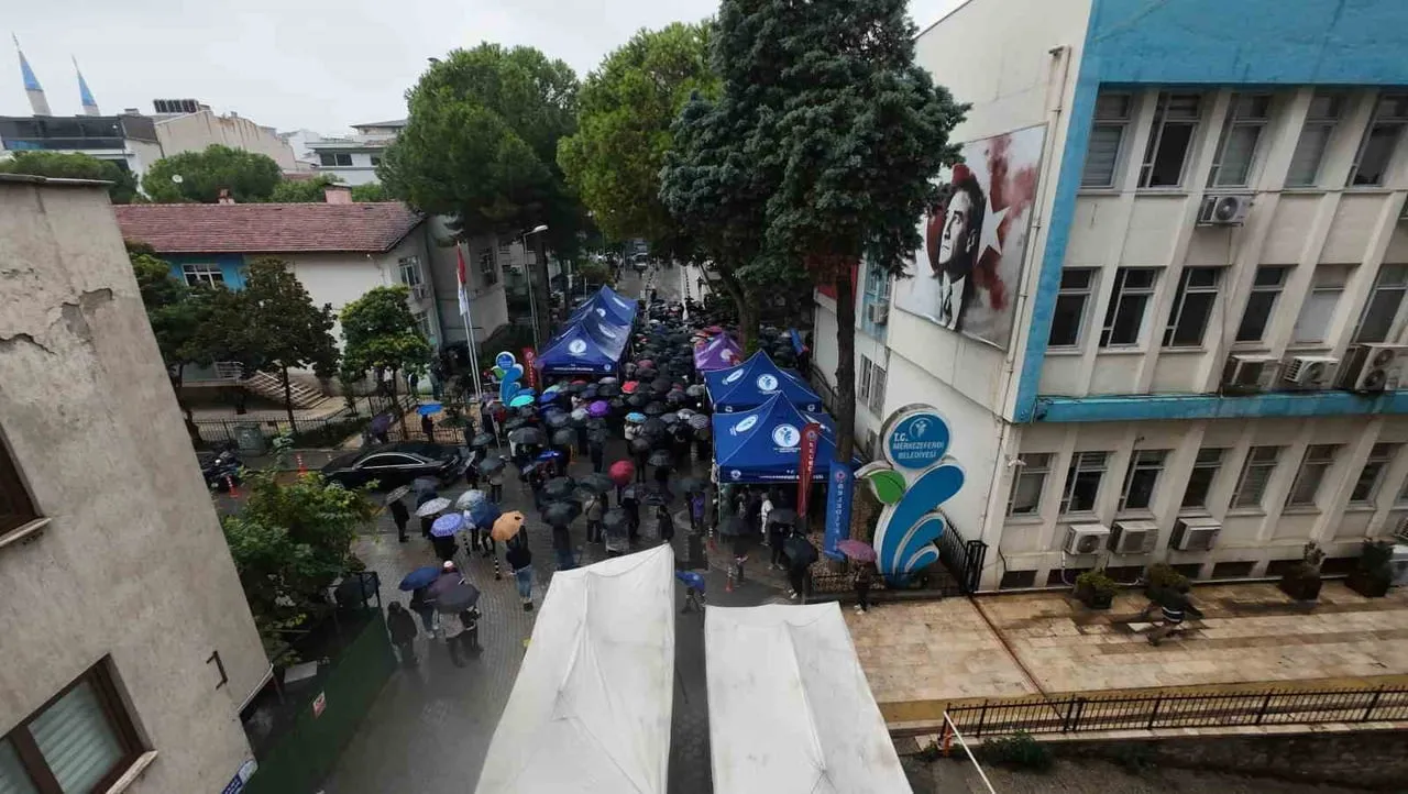 MERKEZEFENDİ BELEDİYE BAŞKANI ŞENİZ DOĞAN’IN GÖZALTINA ALINMASINA TEPKİ GÖSTEREN VATANDAŞLA...