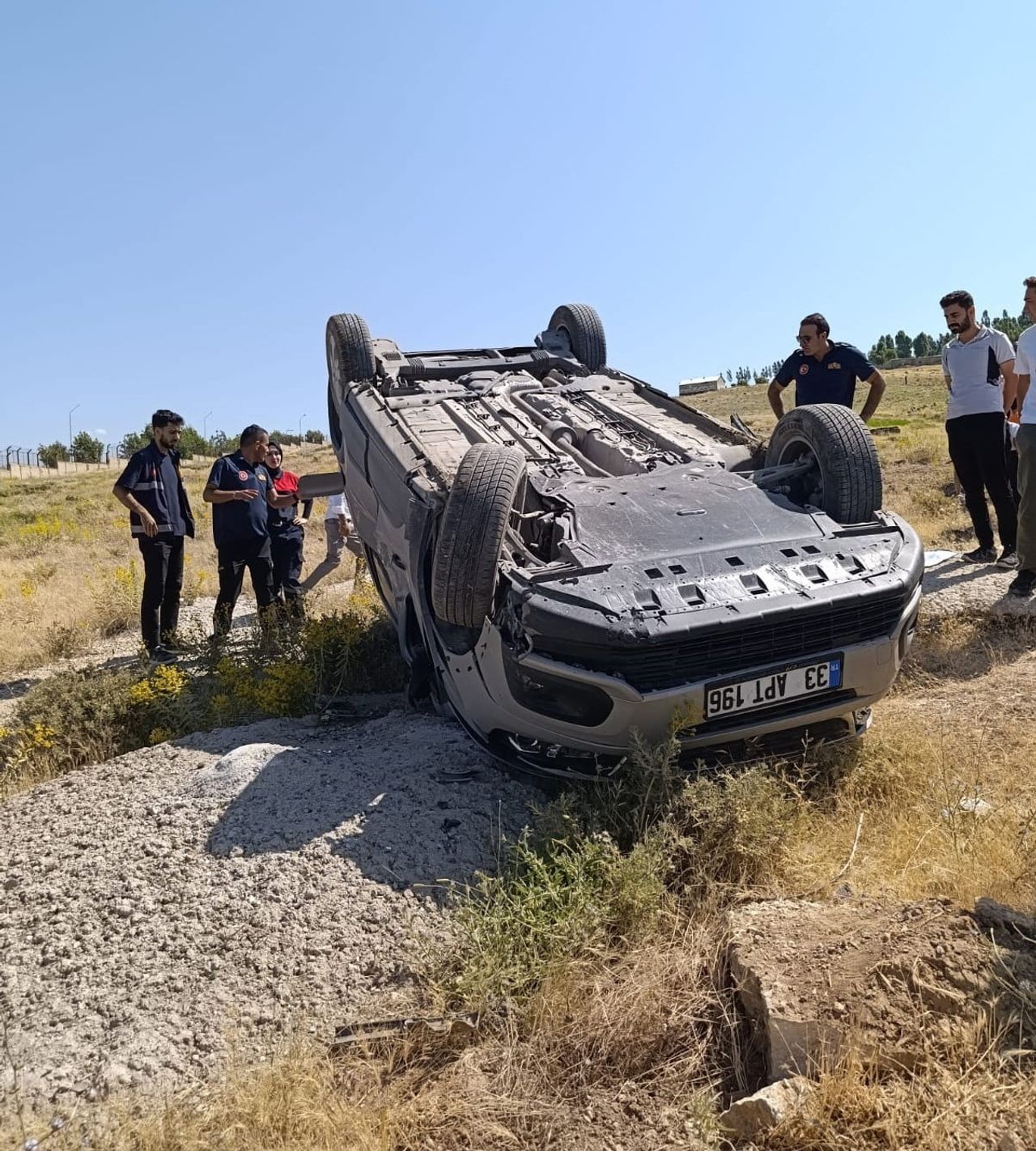 VAN’IN ERCİŞ İLÇESİNDE KAMYONETİN TAKLA ATMASI SONUCU 4 KİŞİ YARALANDI.