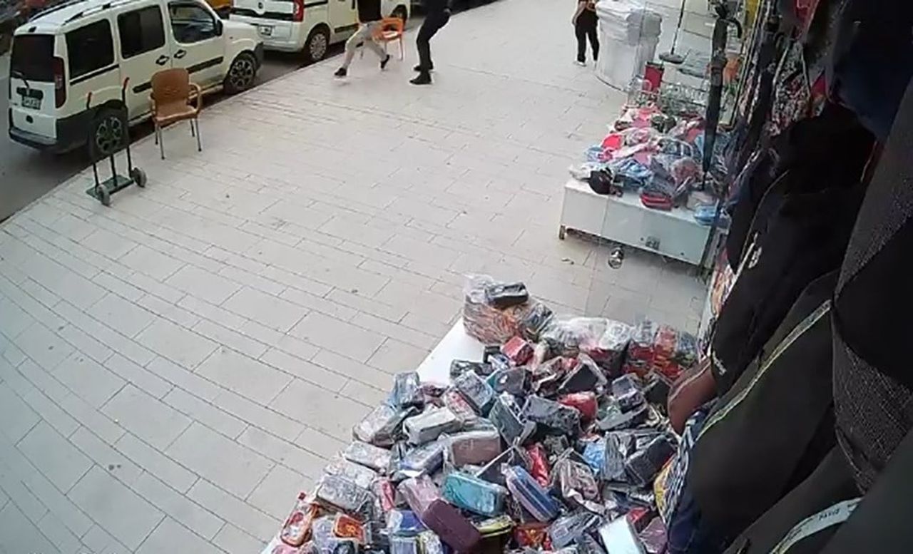 VATANDAŞIN ŞÜPHELİYE MÜDAHALESİ İSE GÜVENLİK KAMERALARINA ANBEAN YANSIDI.