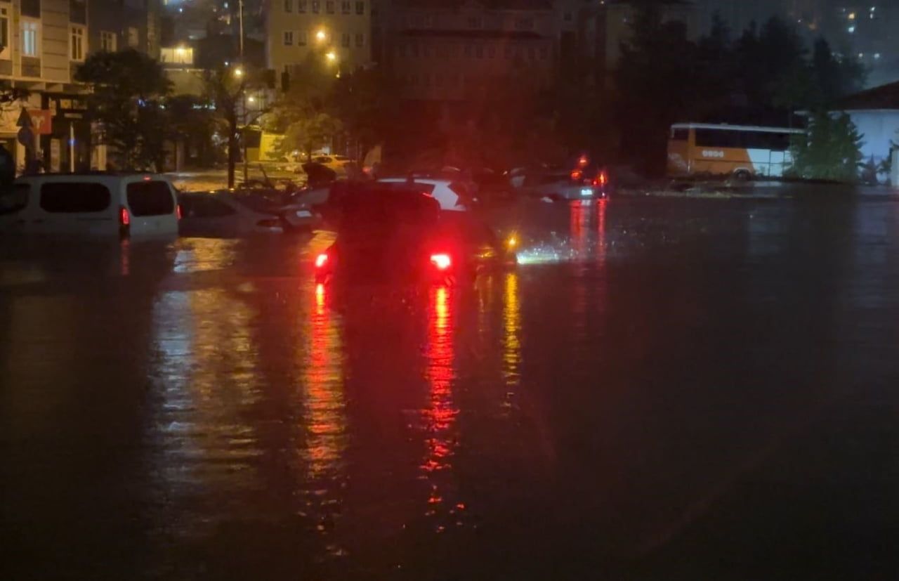 SARIYER’DE BULUNAN AÇIK OTOPARK’TA ARAÇLAR SULAR İÇİNDE KALDI. BİR SÜRÜCÜ DE ARACIN İÇİNDE MAHSUR...