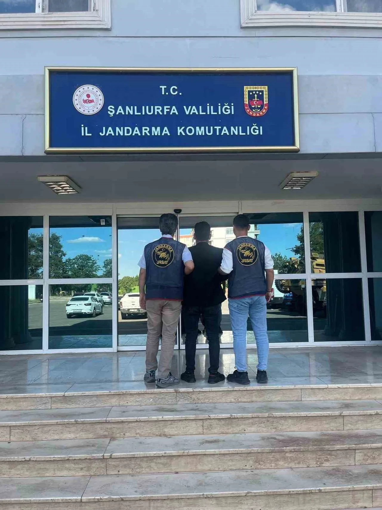 HIRSIZLIKTAN ARANAN ŞAHIS YAKALANDI