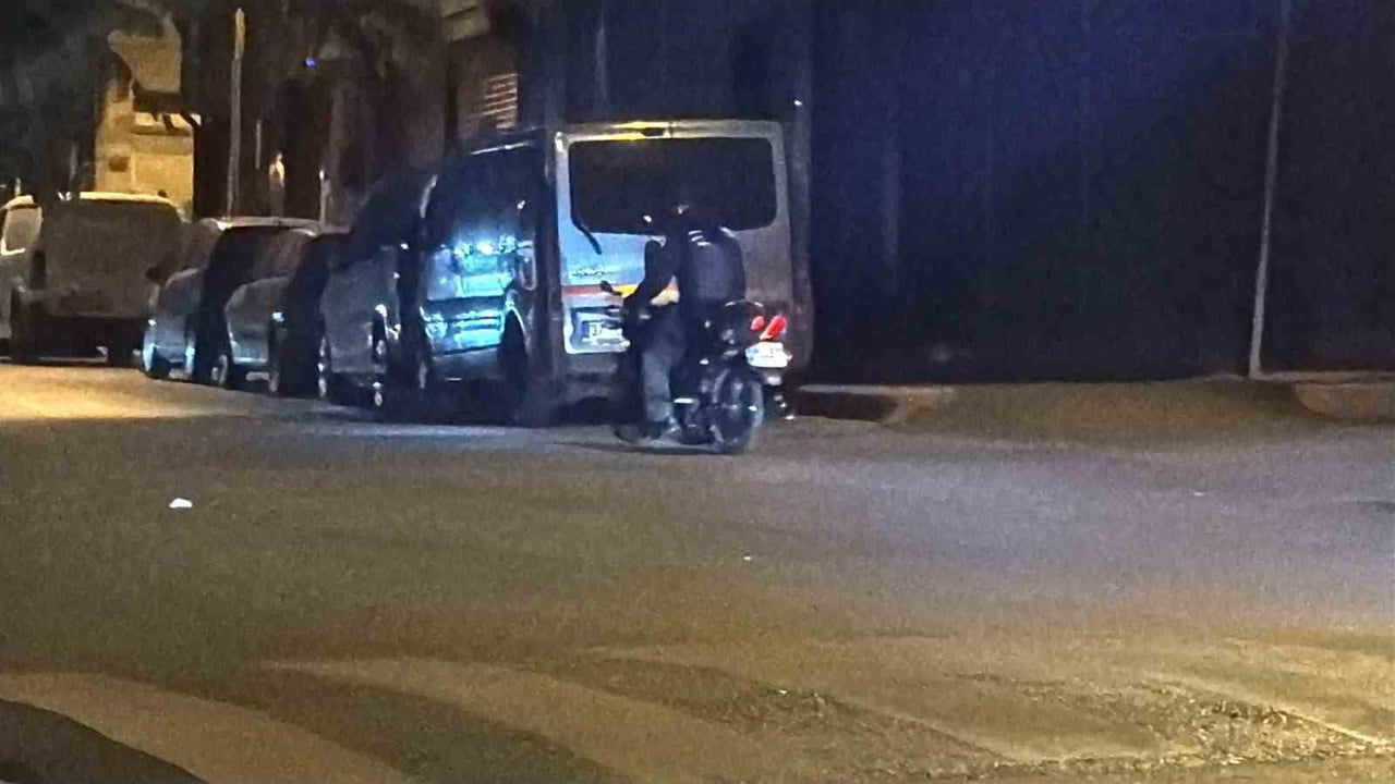 ESKİŞEHİR’DE POLİSTEN ELİYLE PLAKASINI KAPATARAK KAÇAN VE BABASININ ÇÇAĞIRMASIYLE GERİ GELEN...