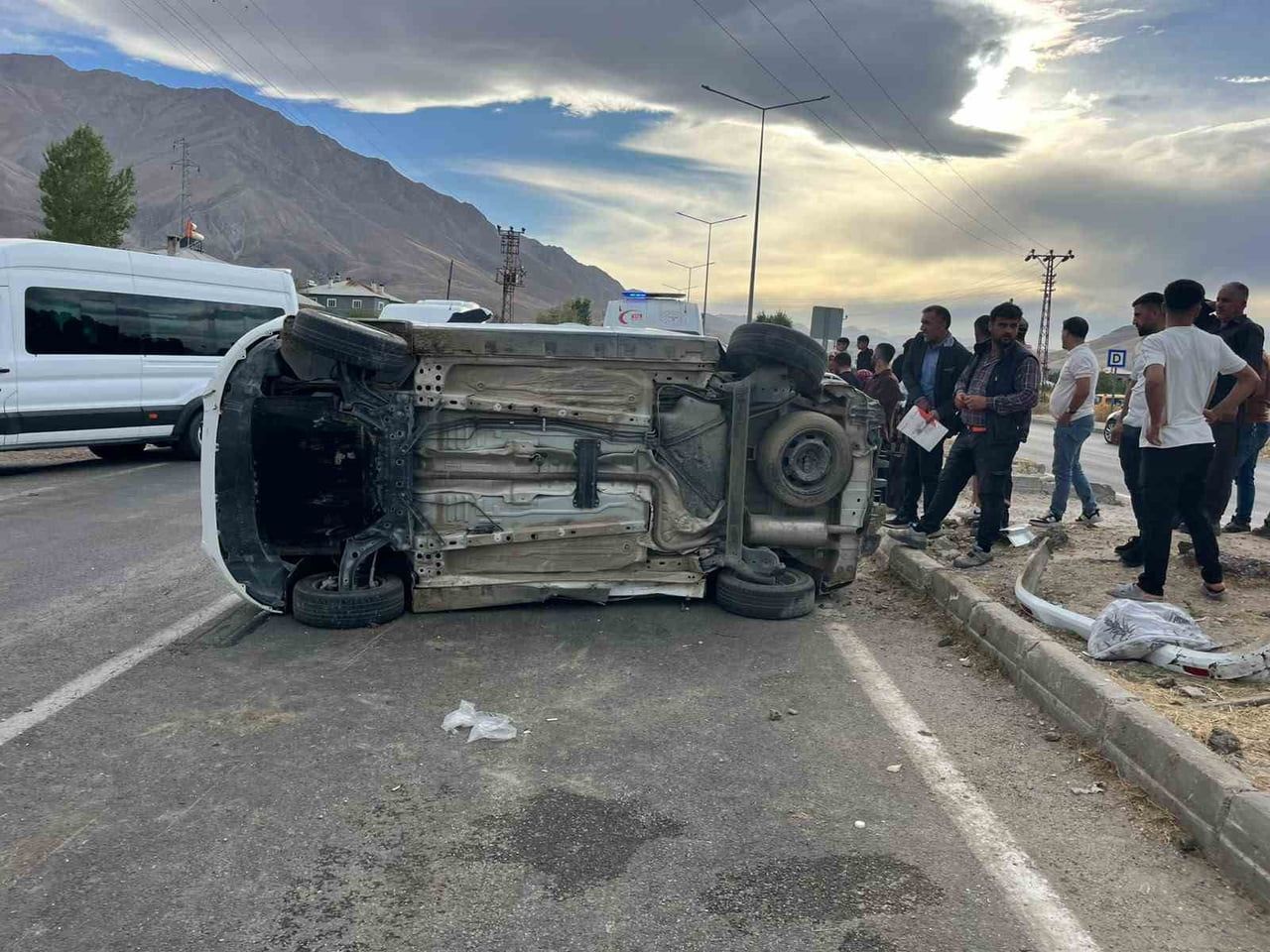 VAN’IN GEVAŞ İLÇESİNDE HAFİF TİCARİ KAMYONET İLE KAMYONETİN ÇARPIŞMASI SONUCU MEYDANA GELEN TRAFİK...