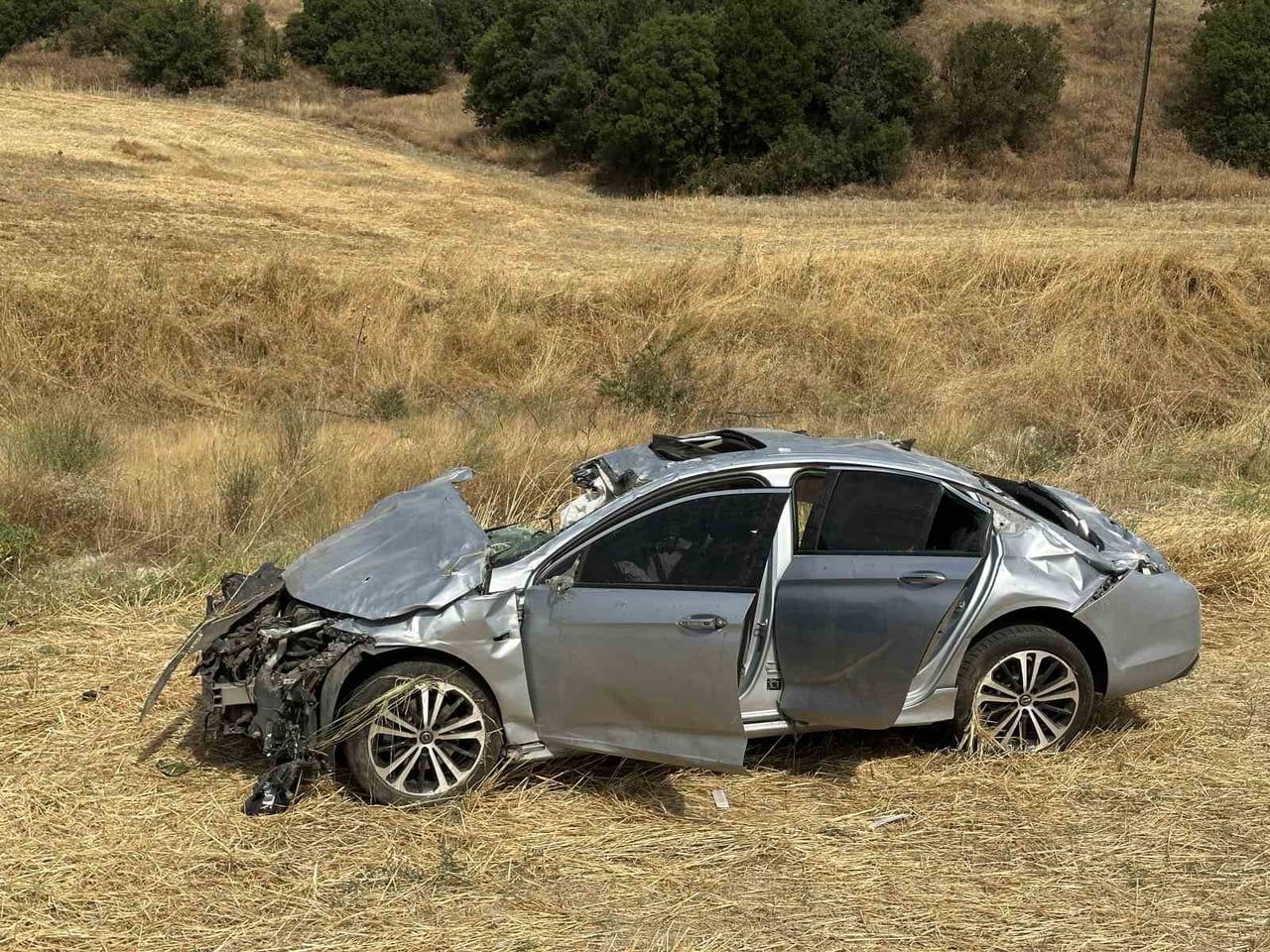 UŞAK'TA KONTROLDEN ÇIKARAK TARLAYA GİREN OTOMOBİLİN TAKLA ATMASI SONUCU SÜRÜCÜ OLAY YERİNDE...