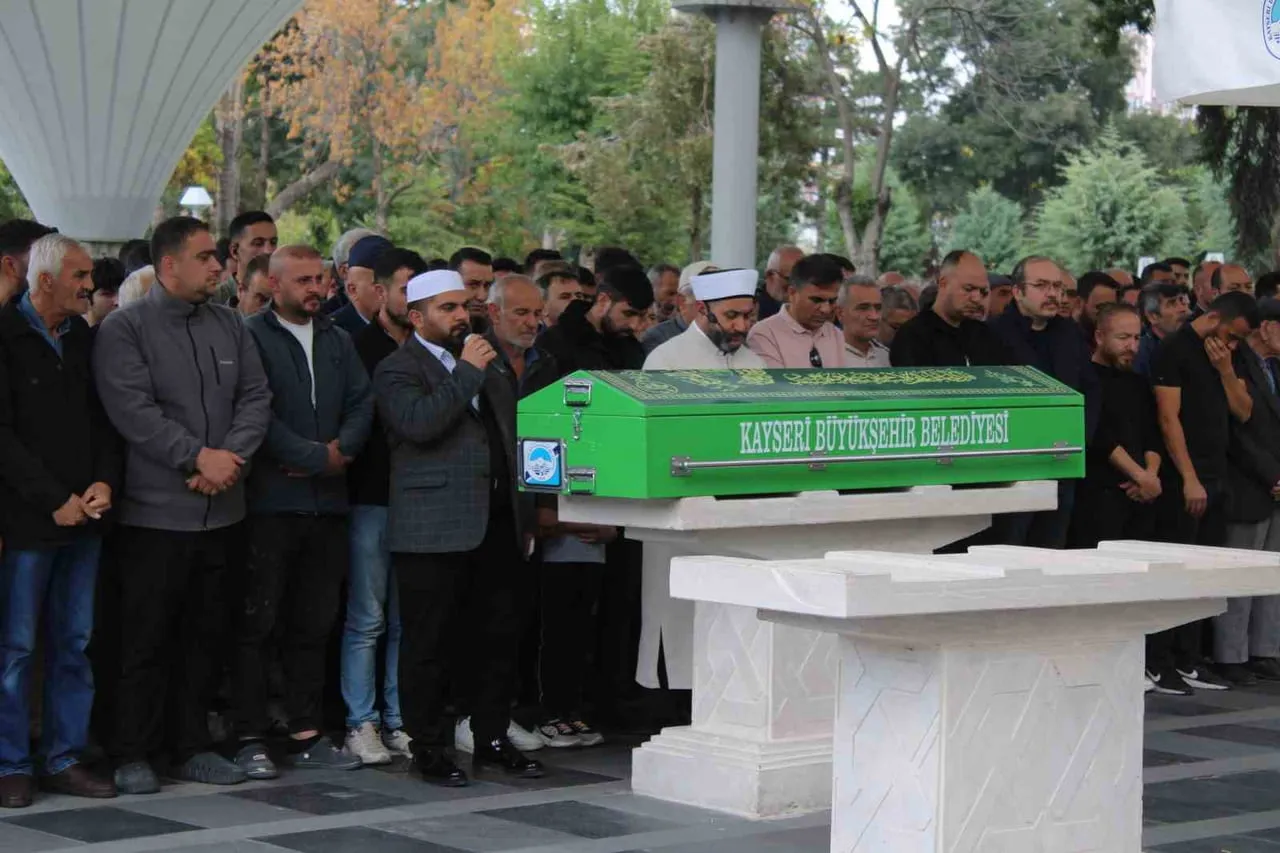 ÖĞRETMENİ SON YOLCULUĞUNA MESLEKTAŞLARI VE AİLESİ UĞURLADI.