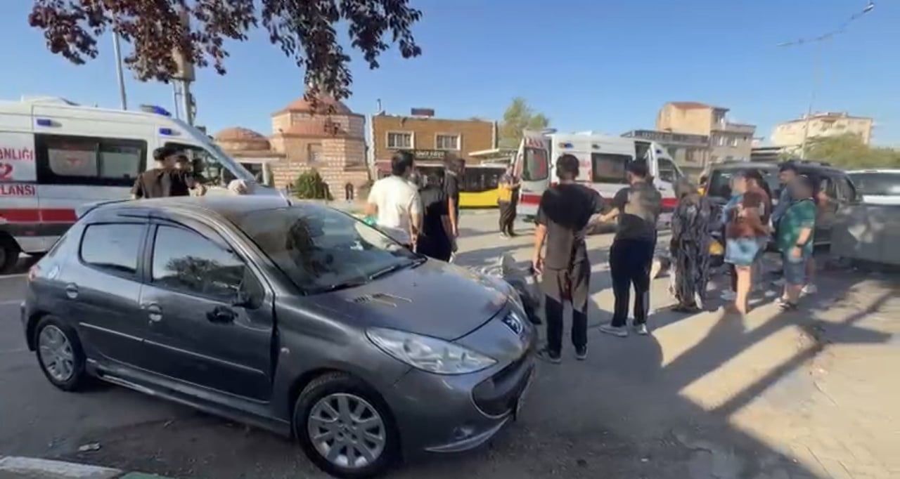 ARACA ÇARPMAMAK İÇİN MANEVRA YAPAN MOTOSİKLETTEKİ 2 GENÇ YARALANDI