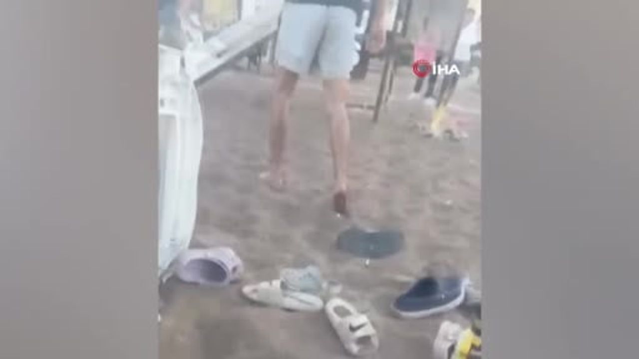 Sahilden kaldırılmak istenen gençlere kum fırlatıldı: 2 gözaltı