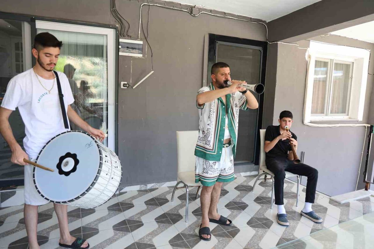 AYDIN'IN KOÇARLI İLÇESİNDE YAŞAYAN TOSUN AİLESİNİN EVİ, ADETA BİR KONSERVATUVARI ANDIRIYOR. BABA...