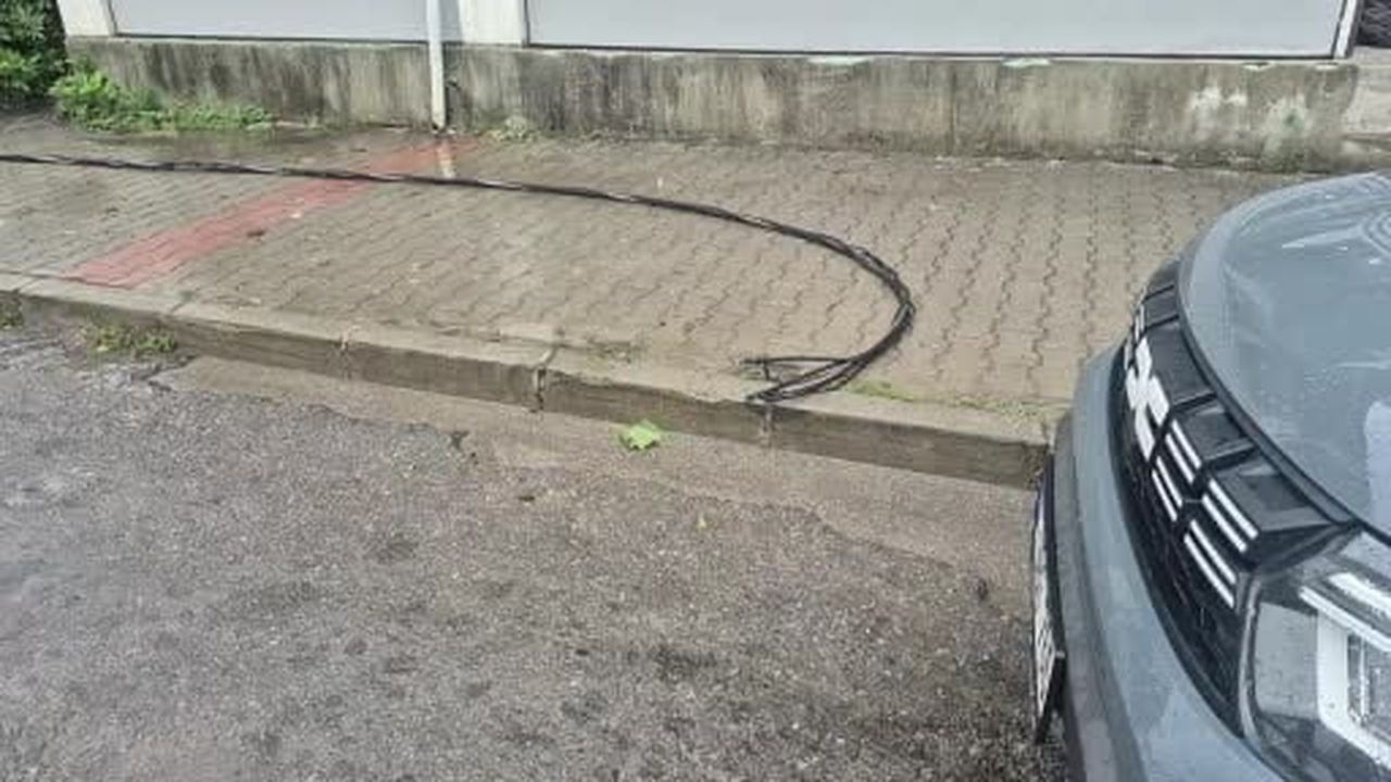 Fırtına ve yağmurda kopan elektrik telleri ekipleri seferber etti
