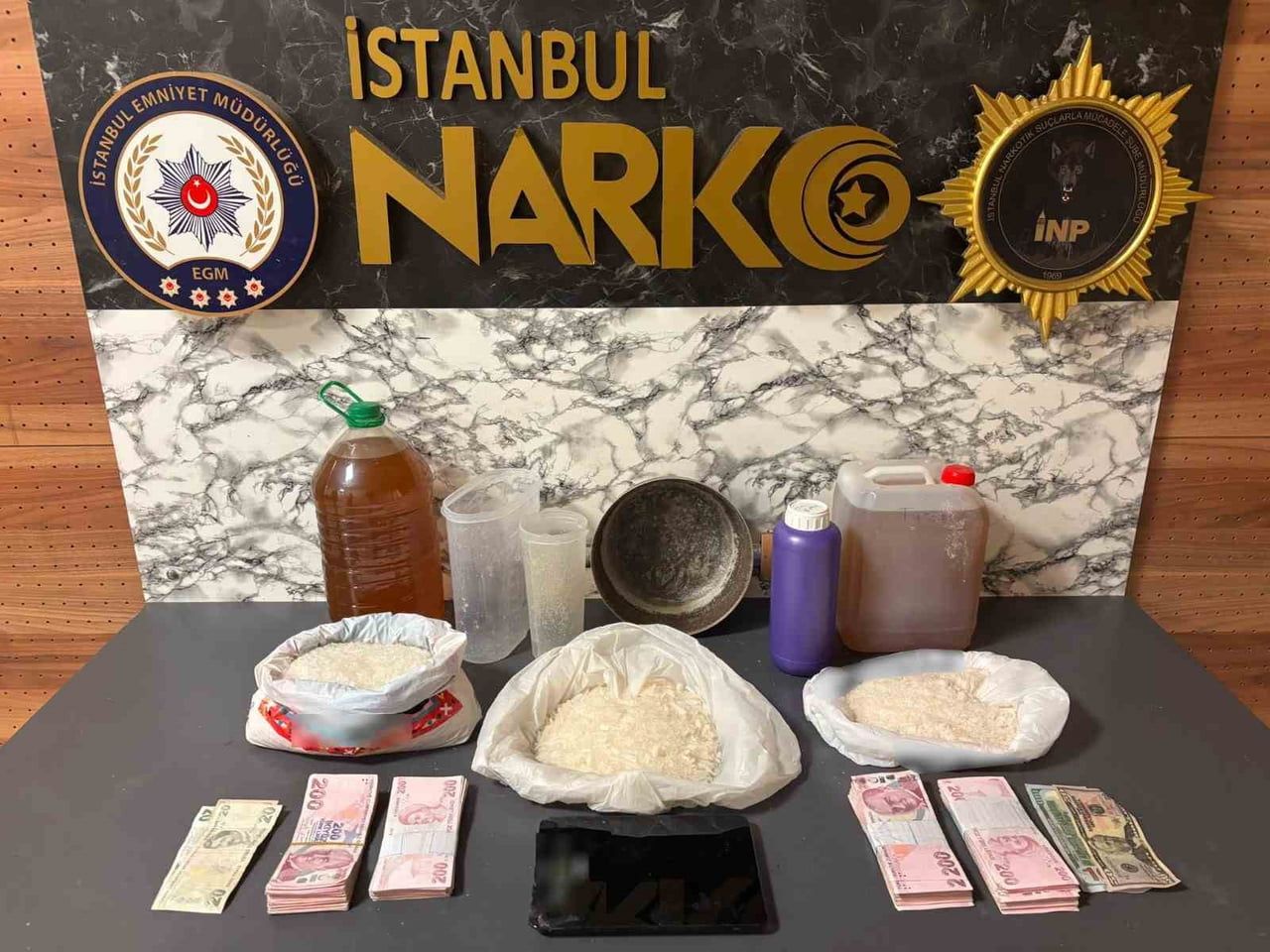 ESENYURT'TA BİR EVE DÜZENLENEN OPERASYONDA, 13 KİLO 550 GRAM UYUŞTURUCU MADDE ELE GEÇİRİLDİ.