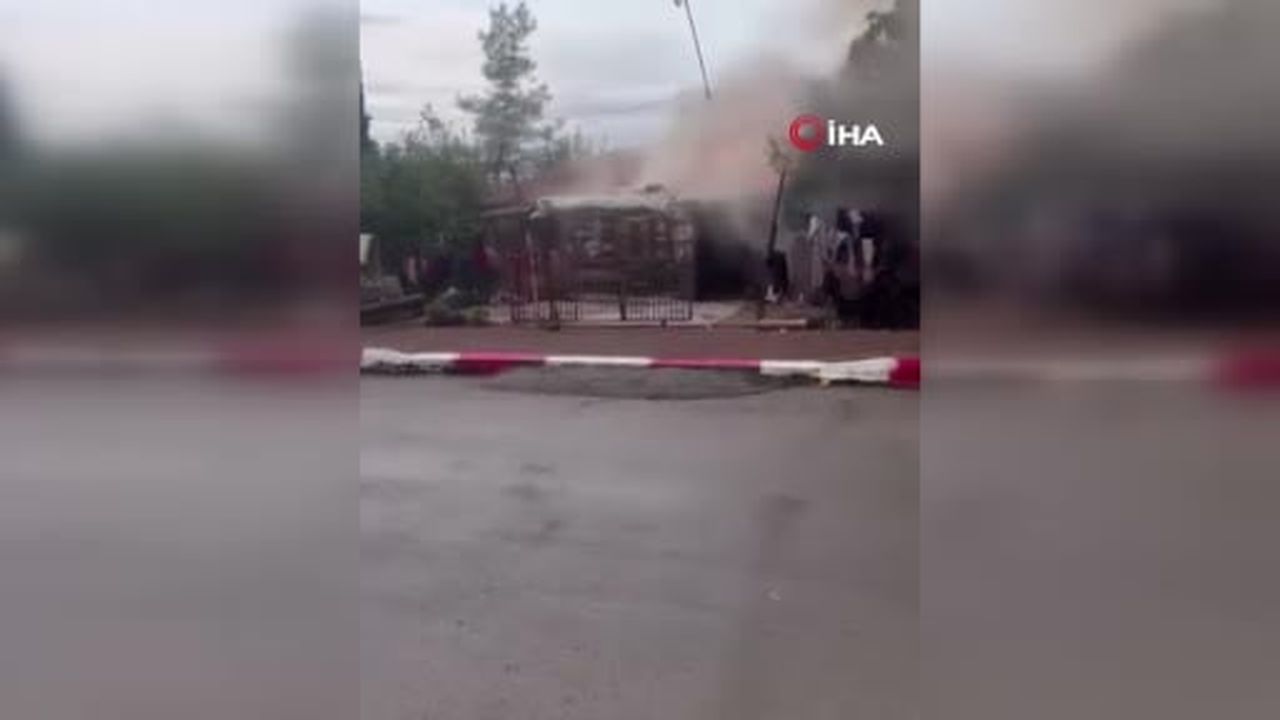 Alev topuna dönen evlerinin yanışını gözyaşları içinde çaresizce izlediler