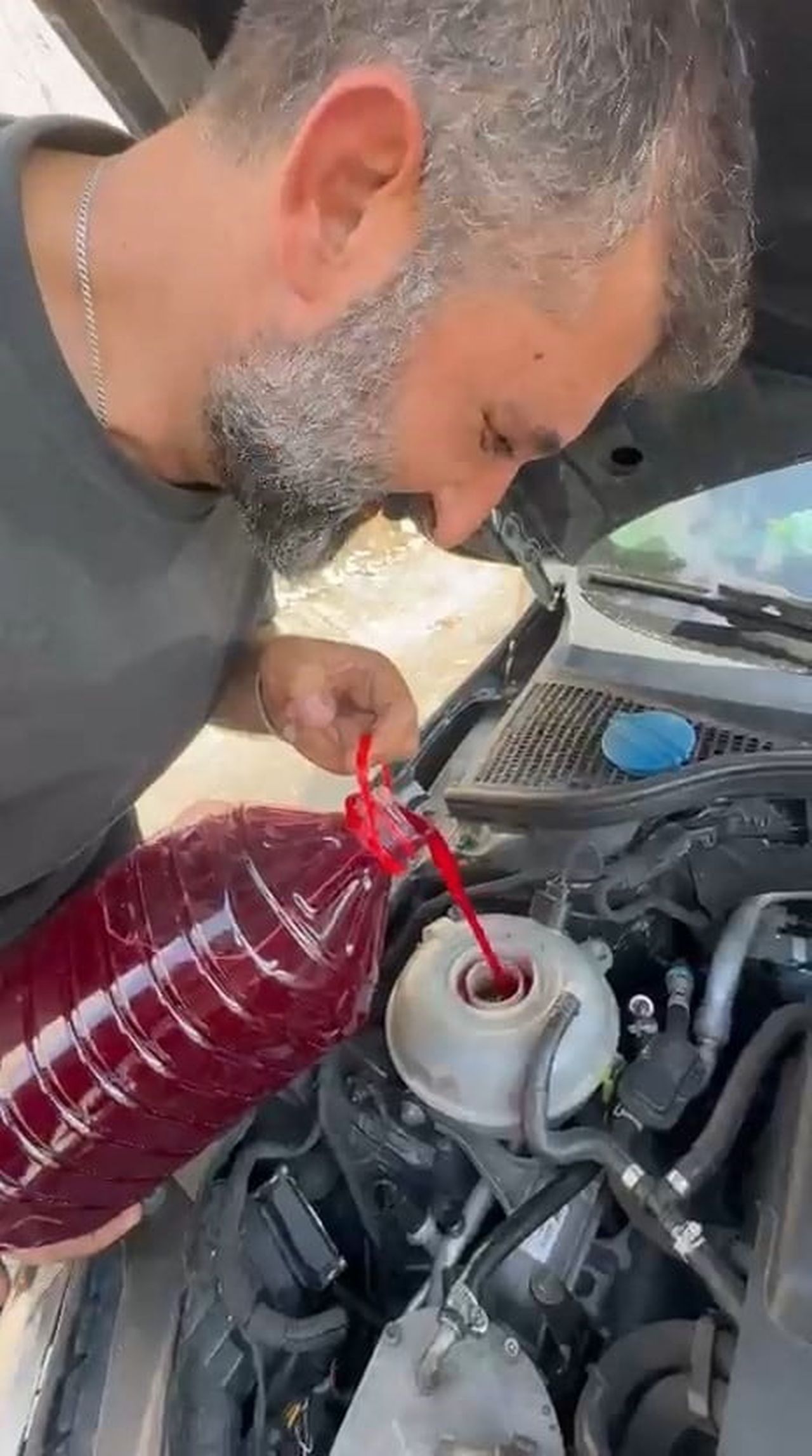 OTO TAMİRCİSİ OTOBANDA ÇARESİZ KALINCA, ŞALGAM SUYUNU MOTOR SUYU OLARAK KULLANDI
